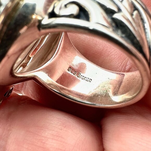 Elegant White and Gold Cameo Ring - Picture 6 of 8